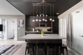 2BR Condo by CN Tower & Waterfront Free Parking